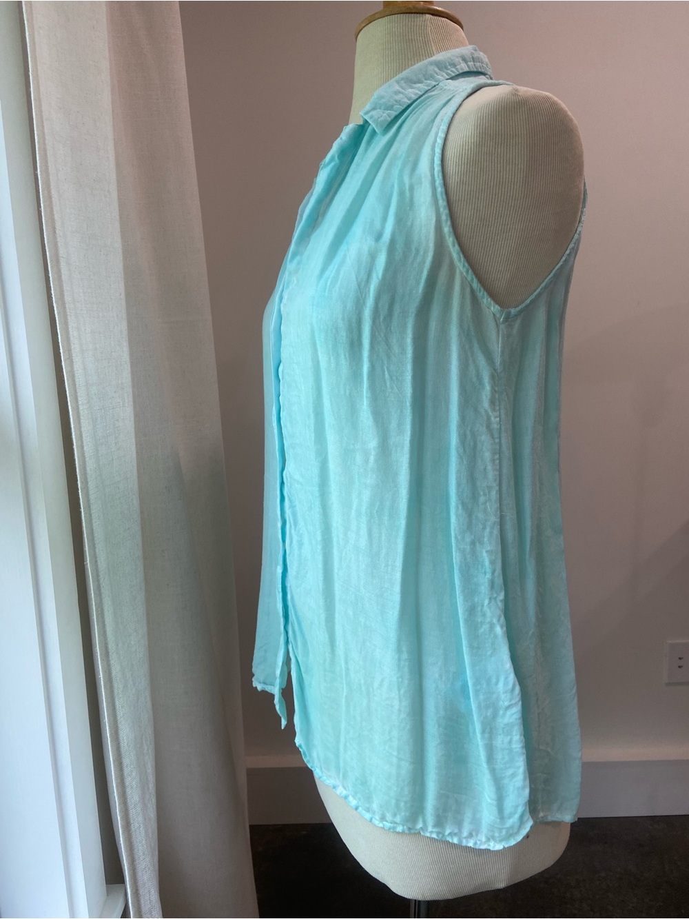 Linen Sleeveless Collared Button-down
